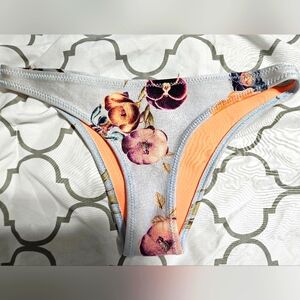 Triangl bikini bottoms size small NWOT. Beautiful flower design